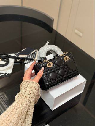 REGAL DIAMOND-QUILTED LUXURY CROSSBODY & SHOULDER HANDBAG